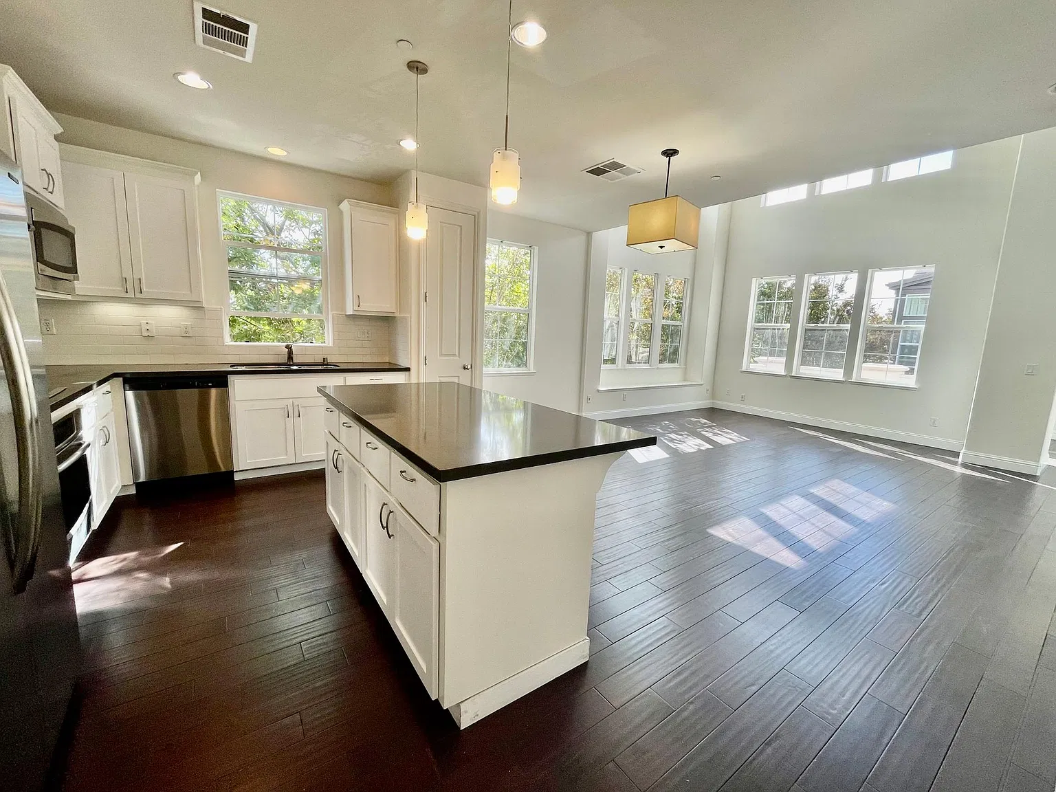 4 bed, 1917 sqft, $4,500 — Photo 3