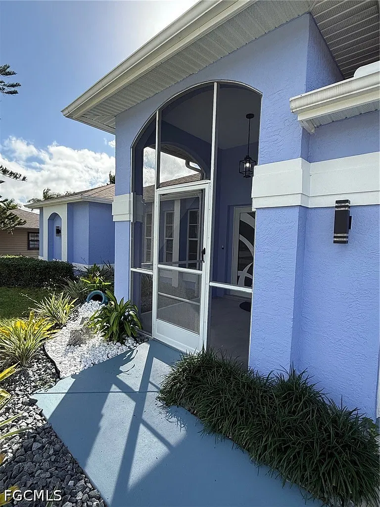 4 bed, 2.0 bath, 1895 sqft, $2,300 — Photo 2
