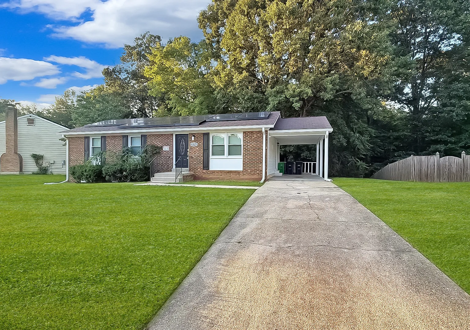 Spacious 5BR/3BA Home with Two Kitchens, Deck & Driveway! — Photo 2
