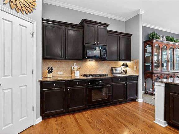 5th image of 1038 Constitution Way