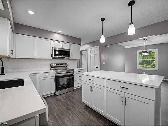 4th image of 4829 Woodview Dr