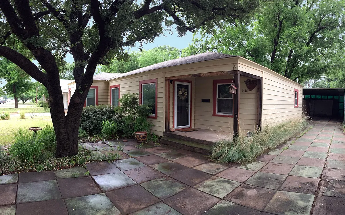 front door entry / concrete driveway to garage - 2405 29th St
