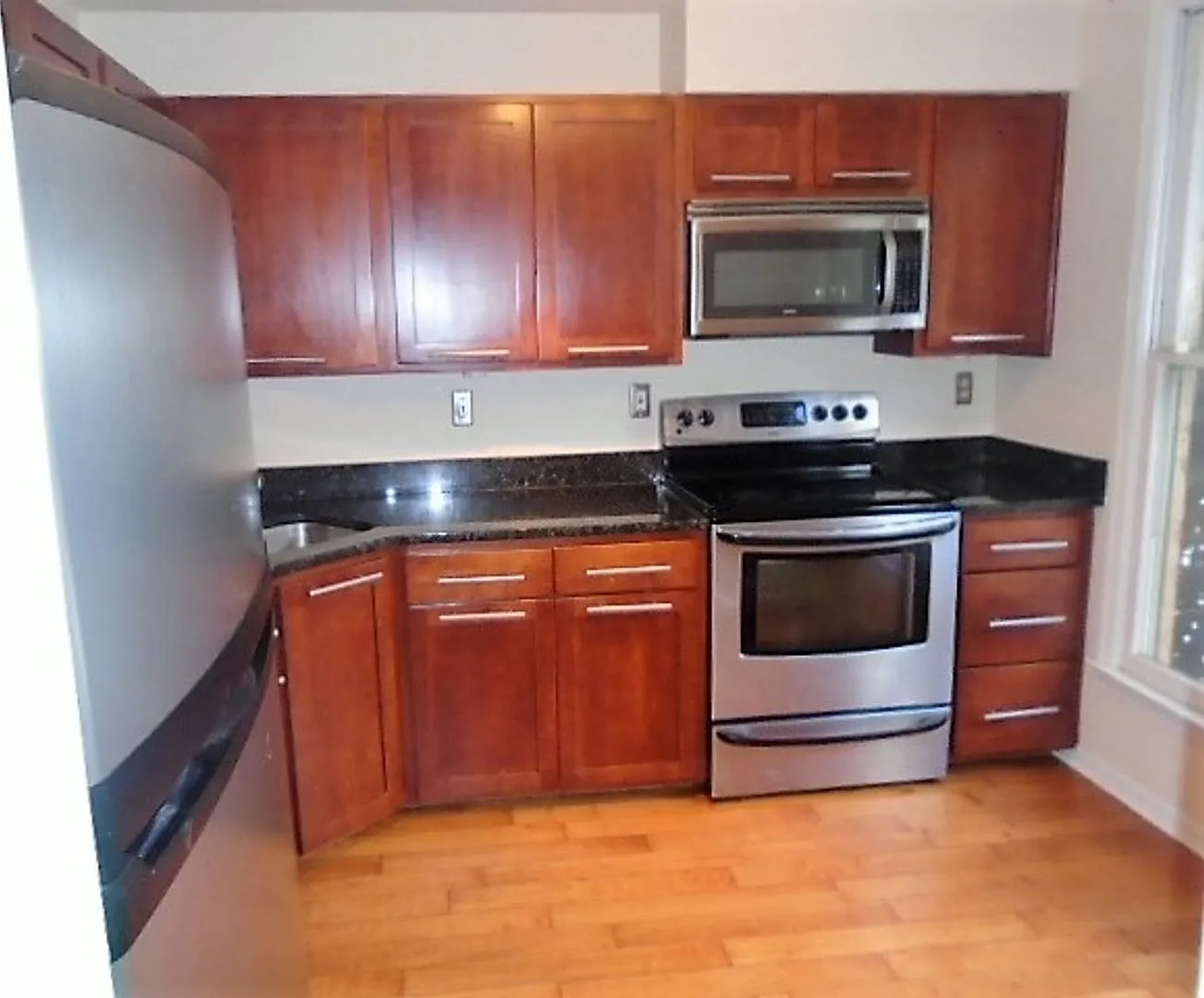 1211 S. Linwood Ave. Huge 3BR, 3.5BA Townhouse in Canton — Photo 2