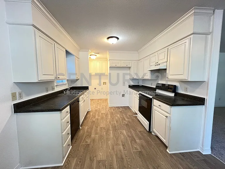 403 W Oak St — Photo 5