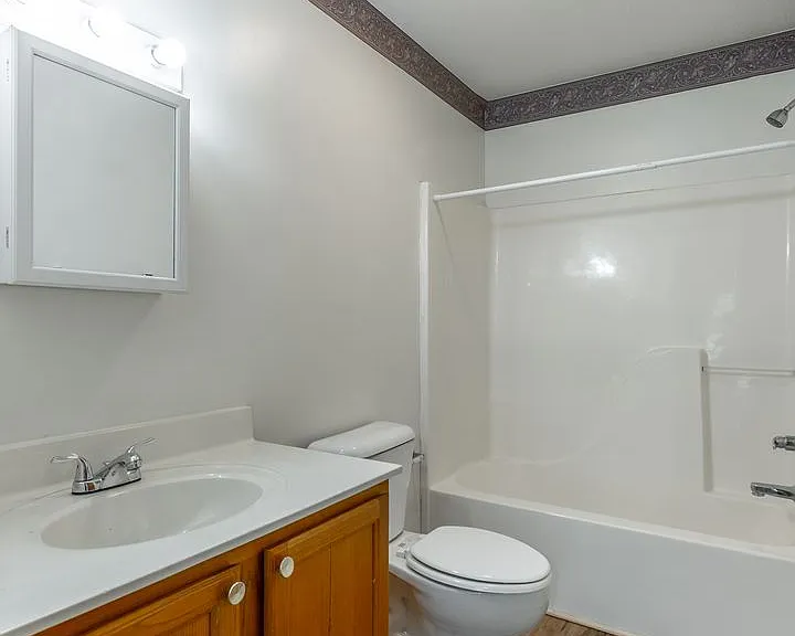 Eastwood Court Apartments — Photo 2