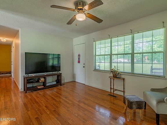 3rd image of 210 Jackson Ln