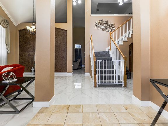5th image of 611 Laura Ln