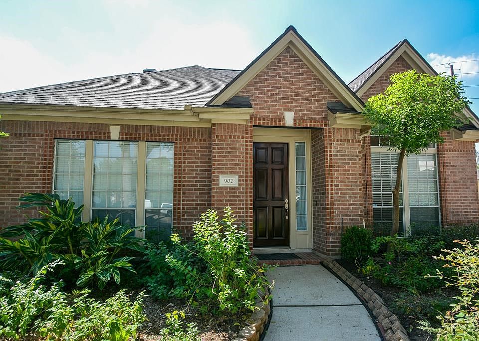 Gorgeous one story home in the highly desired Green Trails Park subdivision with 4 bedrooms and 2 full baths!