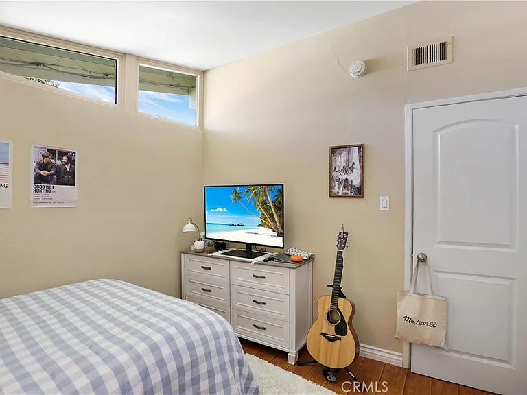 526 N Emerald Dr — Photo 10