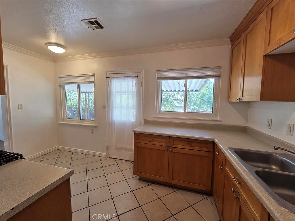 3 bed, 1111 sqft, $2,600 — Photo 4