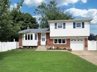 43 Bluebell Ln, North Babylon, NY 11703