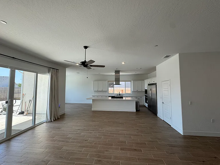 525 E Riverway Ave — Photo 8