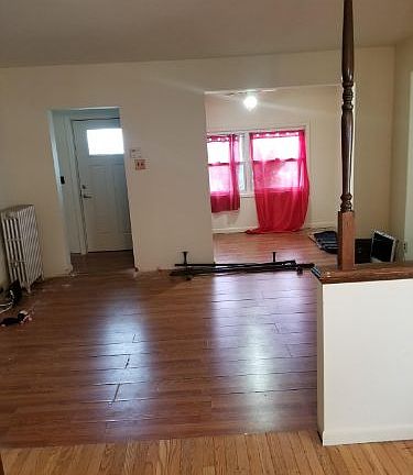 3rd image of 127 Woodbine Ave