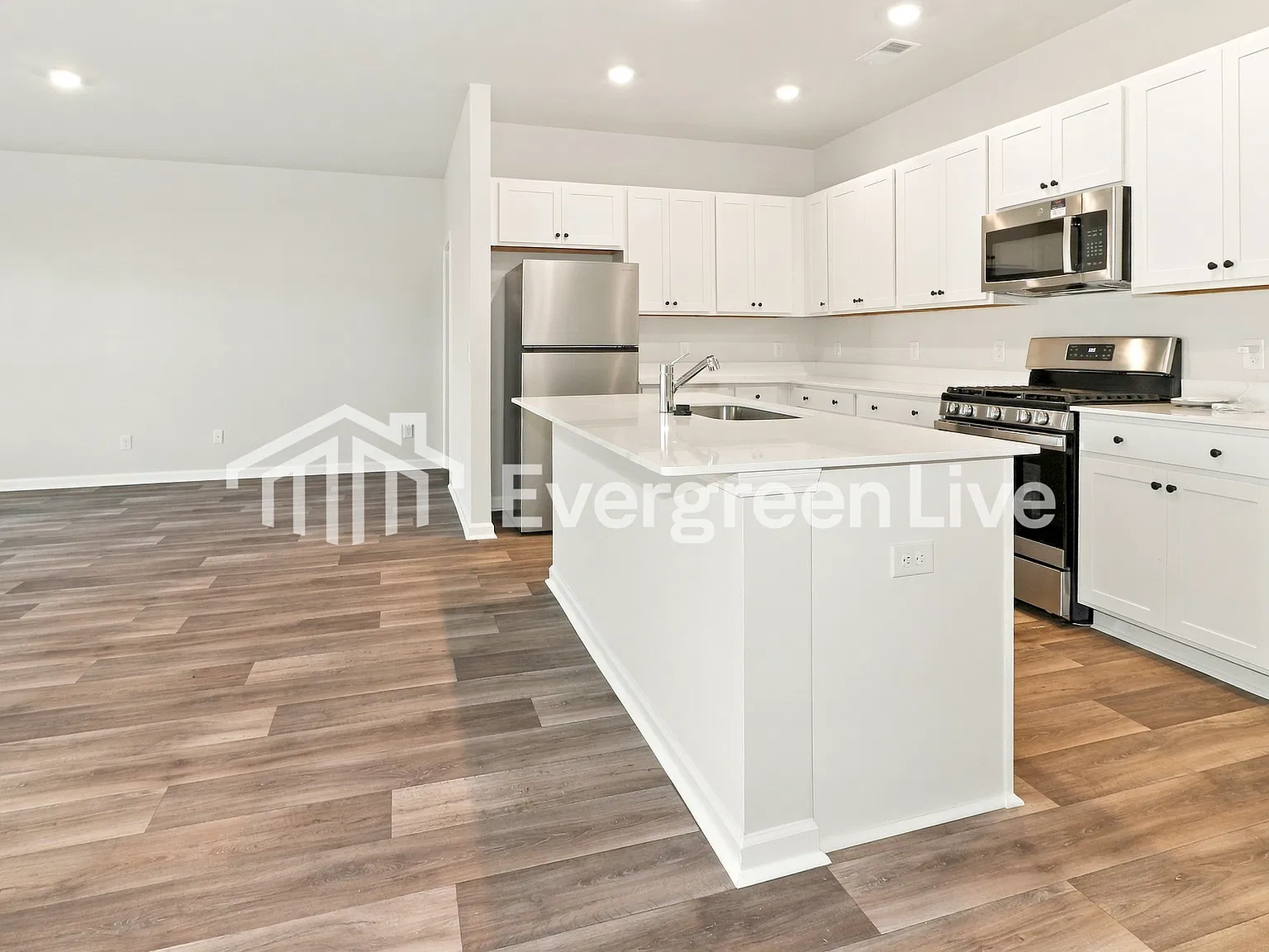3 bed, 2.0 bath, 1520 sqft, $2,320 — Photo 4
