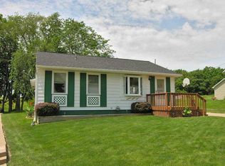 1483 Glenwood Dr, Le Claire, IA 52753