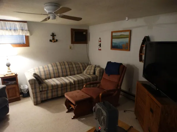 133 S 1st St #6, Harpers Ferry, IA 52146