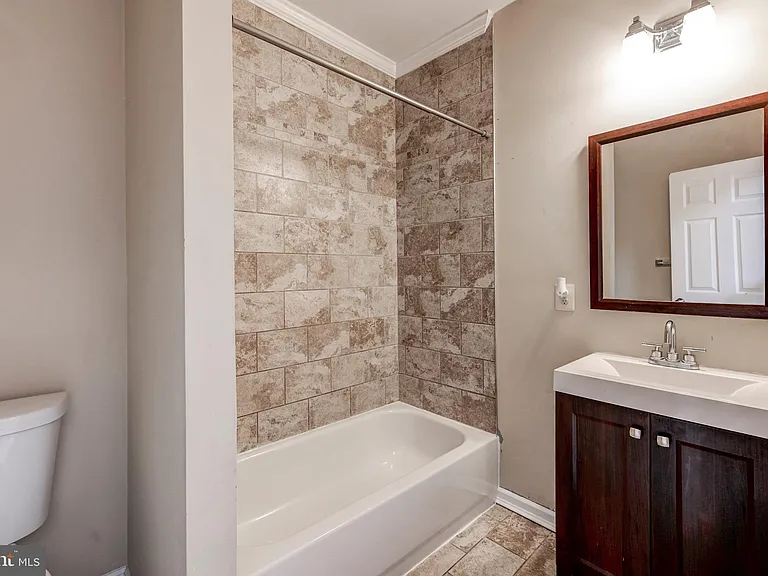 2103 E Madison St — Photo 14