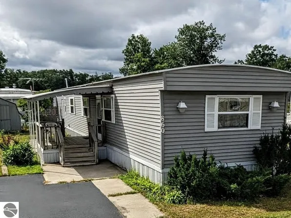 860 Manor Ln, Traverse City, MI 49686