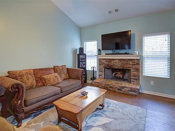 5th image of 38 Kestrel Ct W