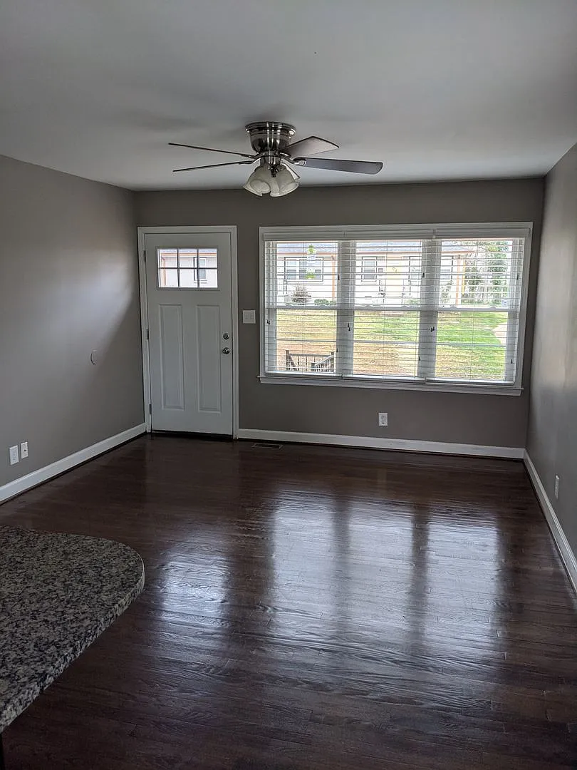 Building Photo - 307 Forest Ln #311