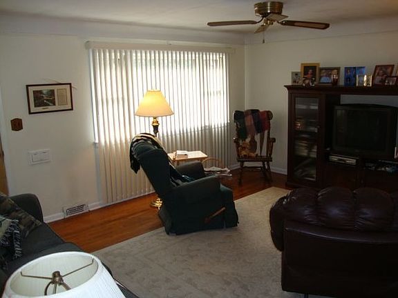3rd image of 4931 Parkway Dr