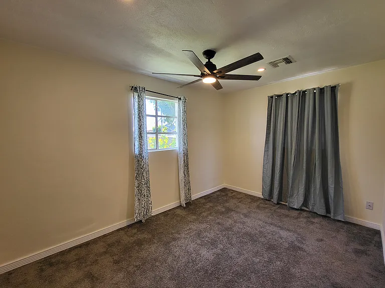 1040 N 27th Pl — Photo 85