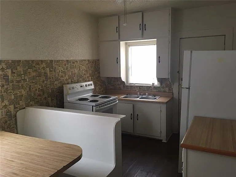 134 Ross Ave — Photo 3