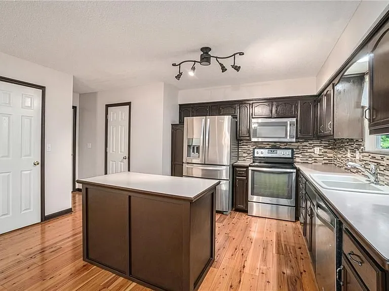 1853 Chickadee Dr — Photo 8
