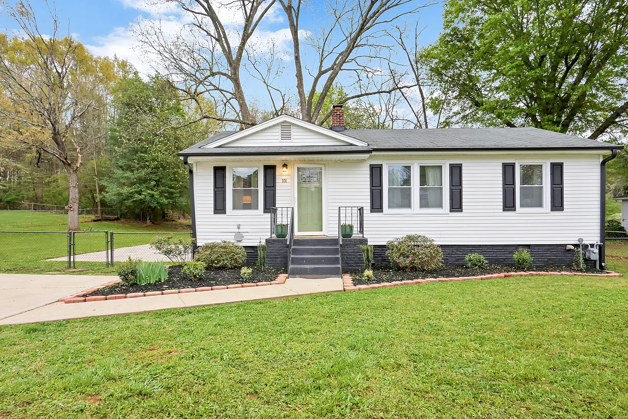 3 bed, 1100 sqft, $2,450 — Photo 1