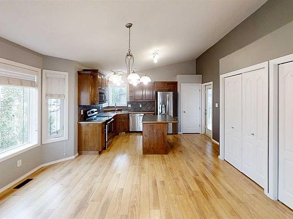 5th image of 802 N Aberdeen Pl W