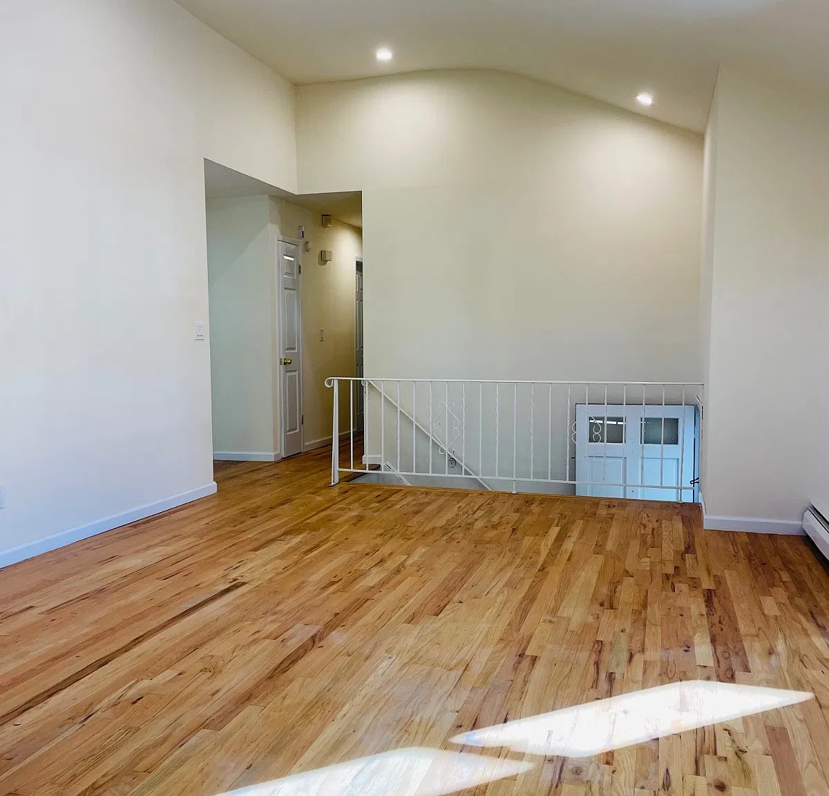 3 bed, 2.0 bath, 1200 sqft, $3,650 — Photo 2