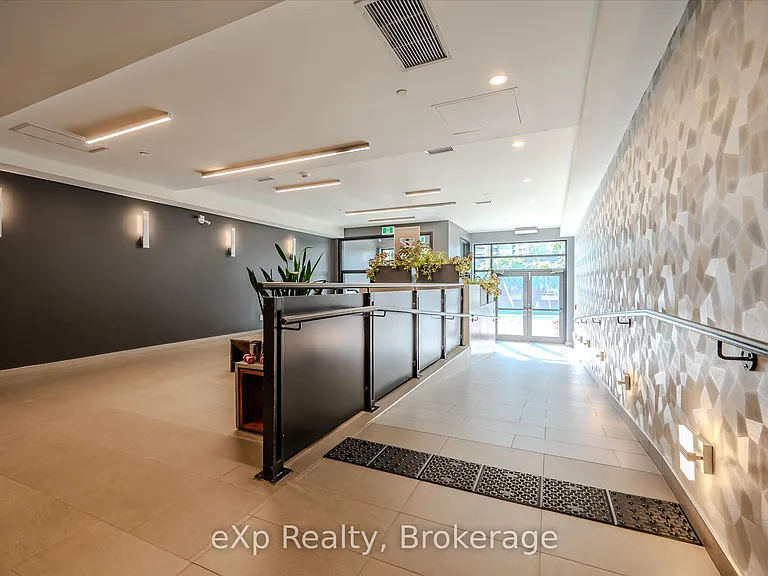 690 King St W #105 — Photo 5