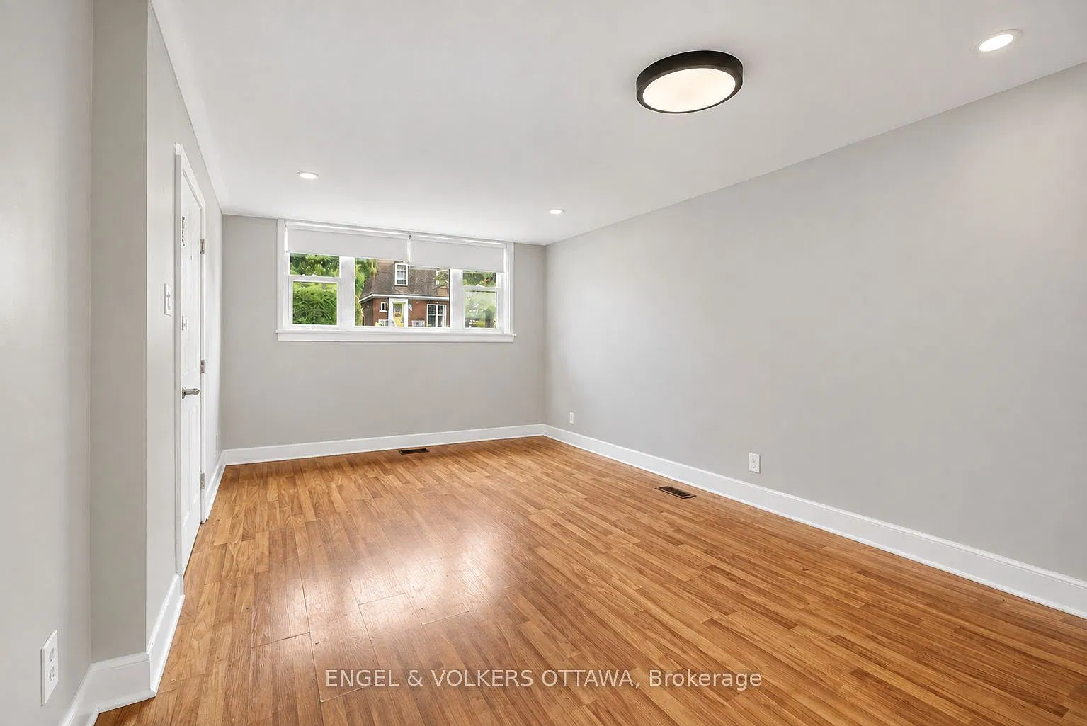 527 Laderoute Ave — Photo 2