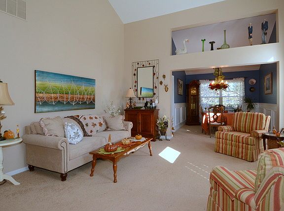 5th image of 412 Carriage Ct