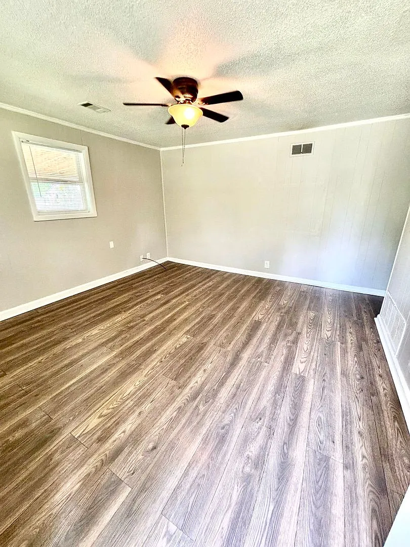 2215 Sutton-Move in ready! — Photo 2