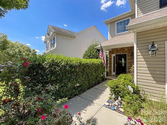 3rd image of 1033 Mountain Laurel Ct