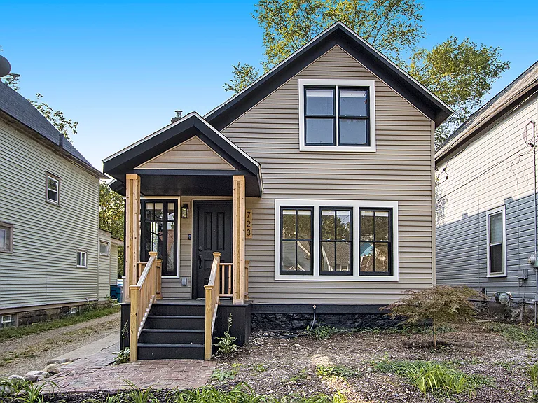 723 McCourtie St — Photo 2