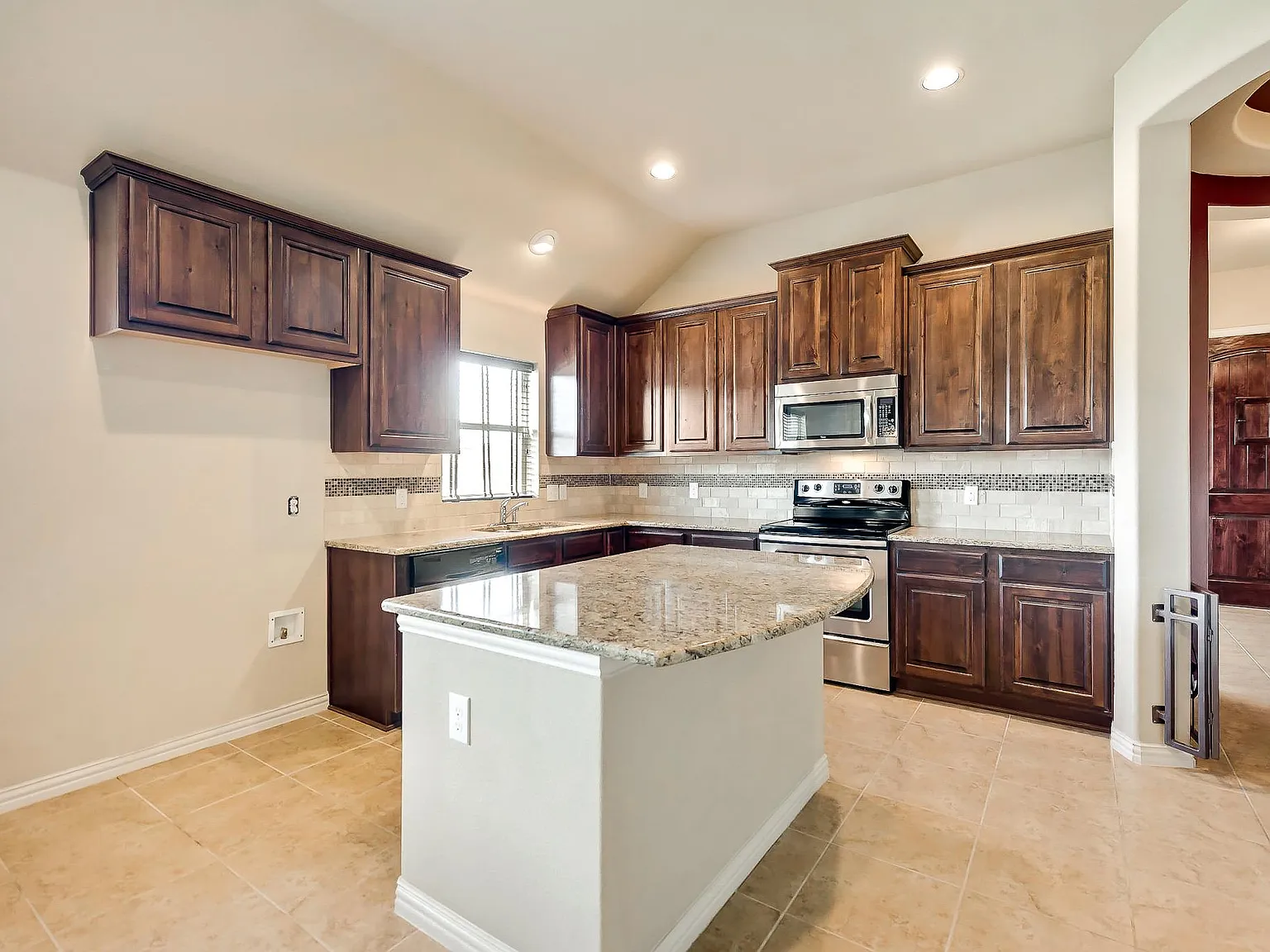 3 bed, 2.5 bath, 2342 sqft, $2,350 — Photo 3