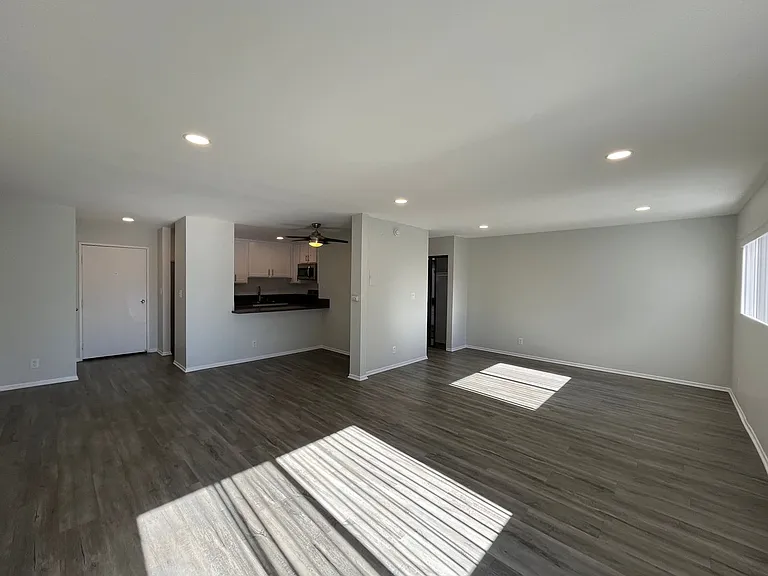 2039 North Las Palmas Ave — Photo 13