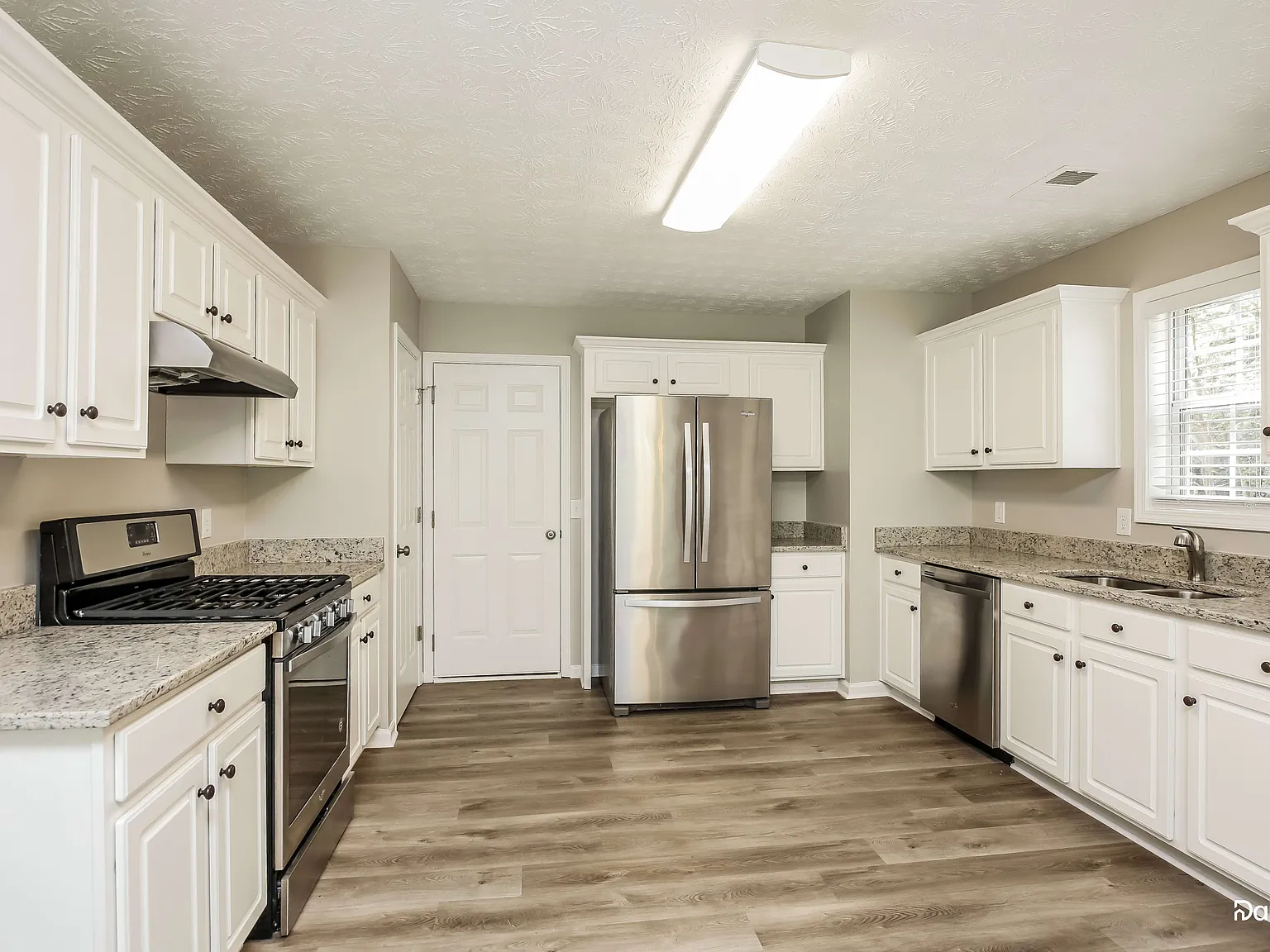 3 bed, 2.5 bath, 1690 sqft, $2,310 — Photo 2