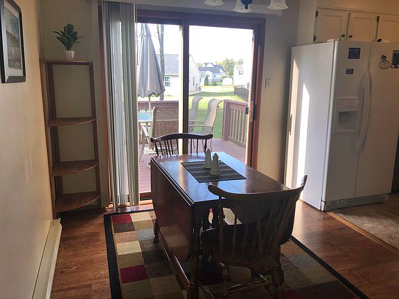 3rd image of 223 N Vanessa Dr