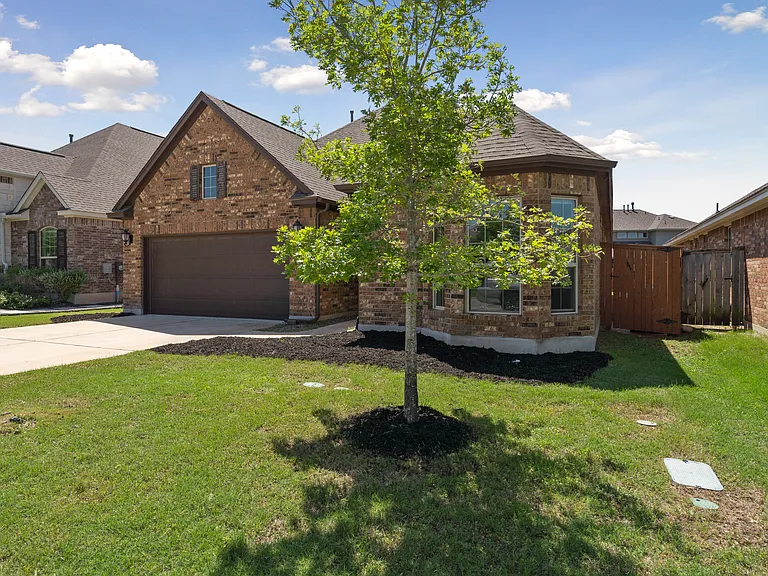2428 Granite Hill Dr — Photo 3