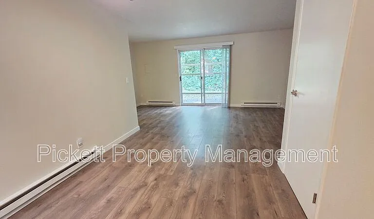 354 NW Edvard St #E — Photo 5