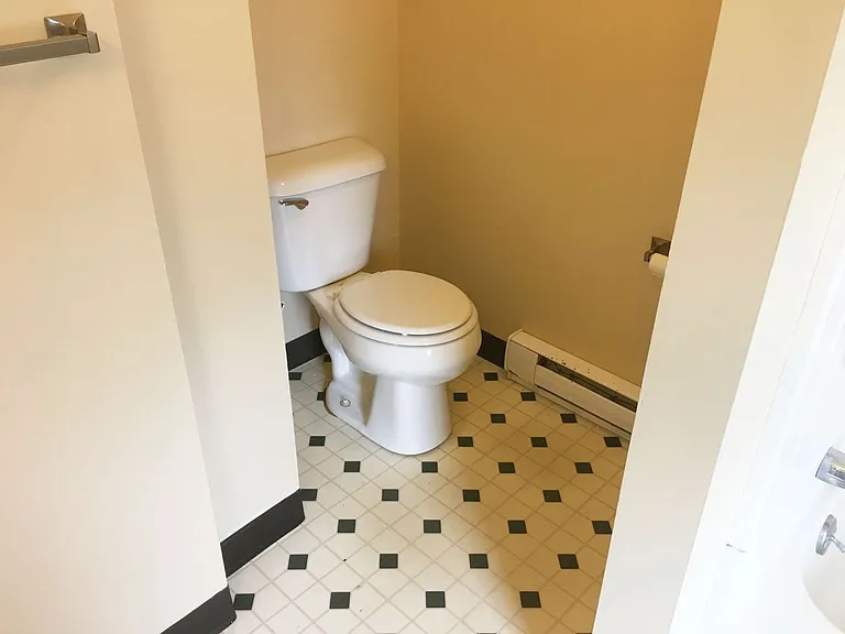 605 E Thomas St — Photo 18