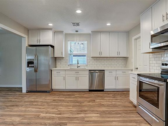 4th image of 406 Live Oak St