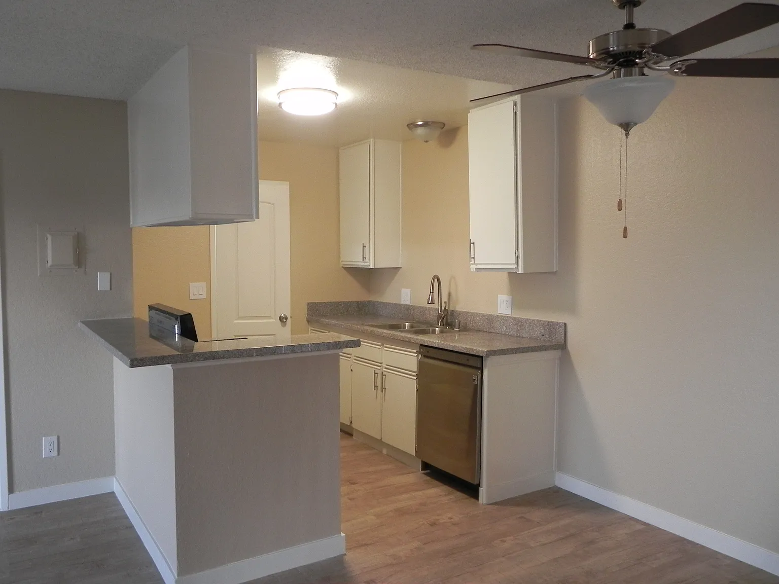 Chapman Villas Apartments — Photo 2