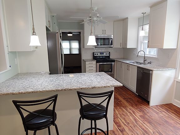Newly remodeled kitchen, new appliances, granite counter tops.