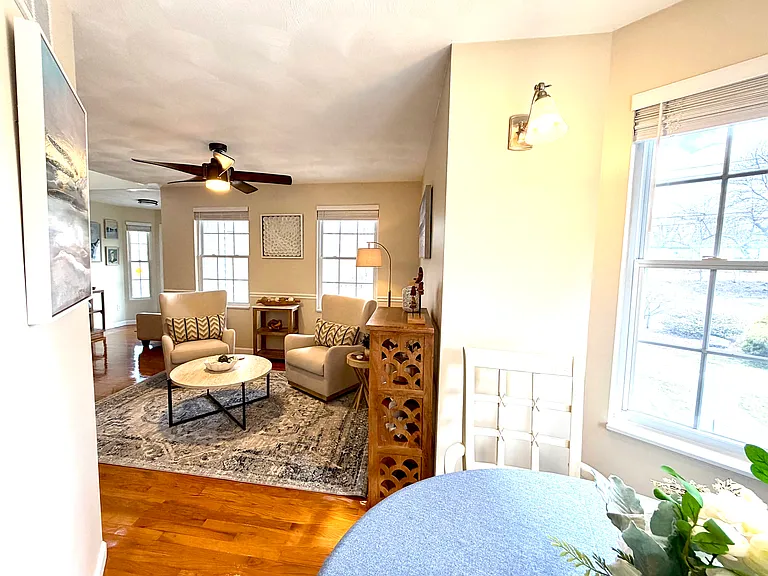 Sitting Room/Breakfast Nook
