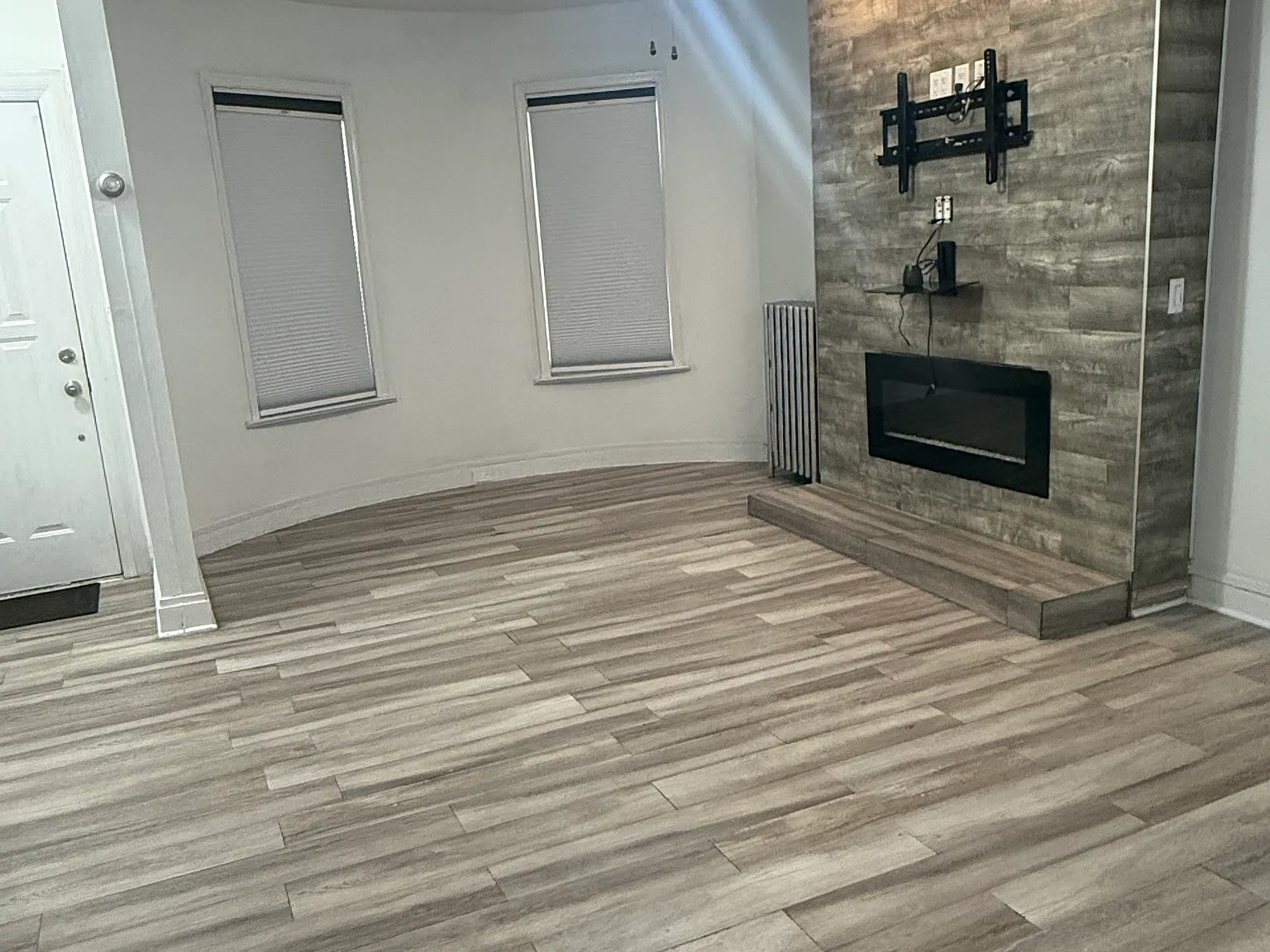 3 bed, $2,400 — Photo 2