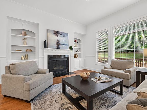 4th image of 1049 Kennicott Ave